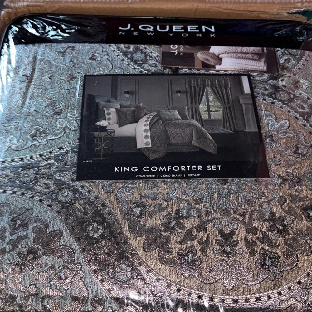 J. Queen New York Dorset California Comforter Set. - King NWT